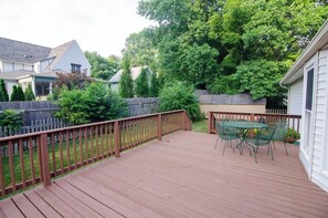 Outdoor dining - 618 Glencoe · 1 mi to Downtown Franklin, Fenced Yard (Franklin)