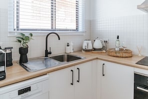 Een koelkast, een microgolfoven, een oven, een kookplaat