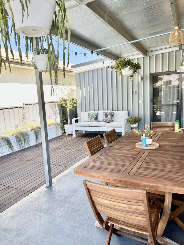 Outdoor dining - Studio On Lewis Luxury Tiny House 4 mins to town (Mudgee)