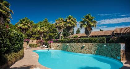 Villa Elegance Sabrina prĂšs de la plage avec piscine, climatisation, jardin et terrasse.