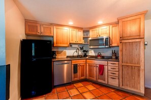 Kühlschrank, Mikrowelle, Herdplatte, Geschirrspüler