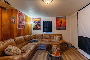 Smart-TV, Kamin, Bücher, Stereoanlage
