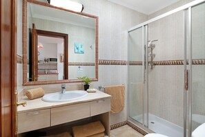 Douche, séchoir à cheveux, serviettes fournies