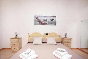 3 bedrooms, iron/ironing board, free WiFi, bed sheets - Apartment Casa delle Mimose near the beach with A/C, Wi-Fi,, Garden, Terrace & BBQ (Orosei)