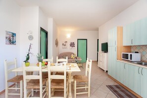Dining - Apartment Casa delle Mimose near the beach with A/C, Wi-Fi,, Garden, Terrace & BBQ (Orosei)