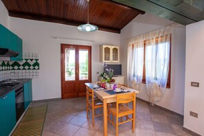 Fridge, microwave, oven, stovetop - Apartment Casa Euforbia near the Beach with A/C, Shared Terrace & Balcony (orosei)