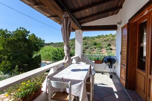 Outdoor dining - Apartment Casa Euforbia near the Beach with A/C, Shared Terrace & Balcony (orosei)