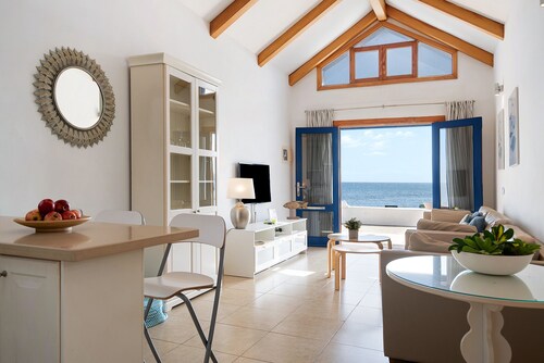 Maison de vacances La Mariana avec vue directe sur la mer, Wifi, terrasse et barbeque.