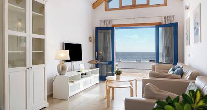 Ferienhaus La Mariana mit direktem Meerblick, WLAN, Terrasse und Grill