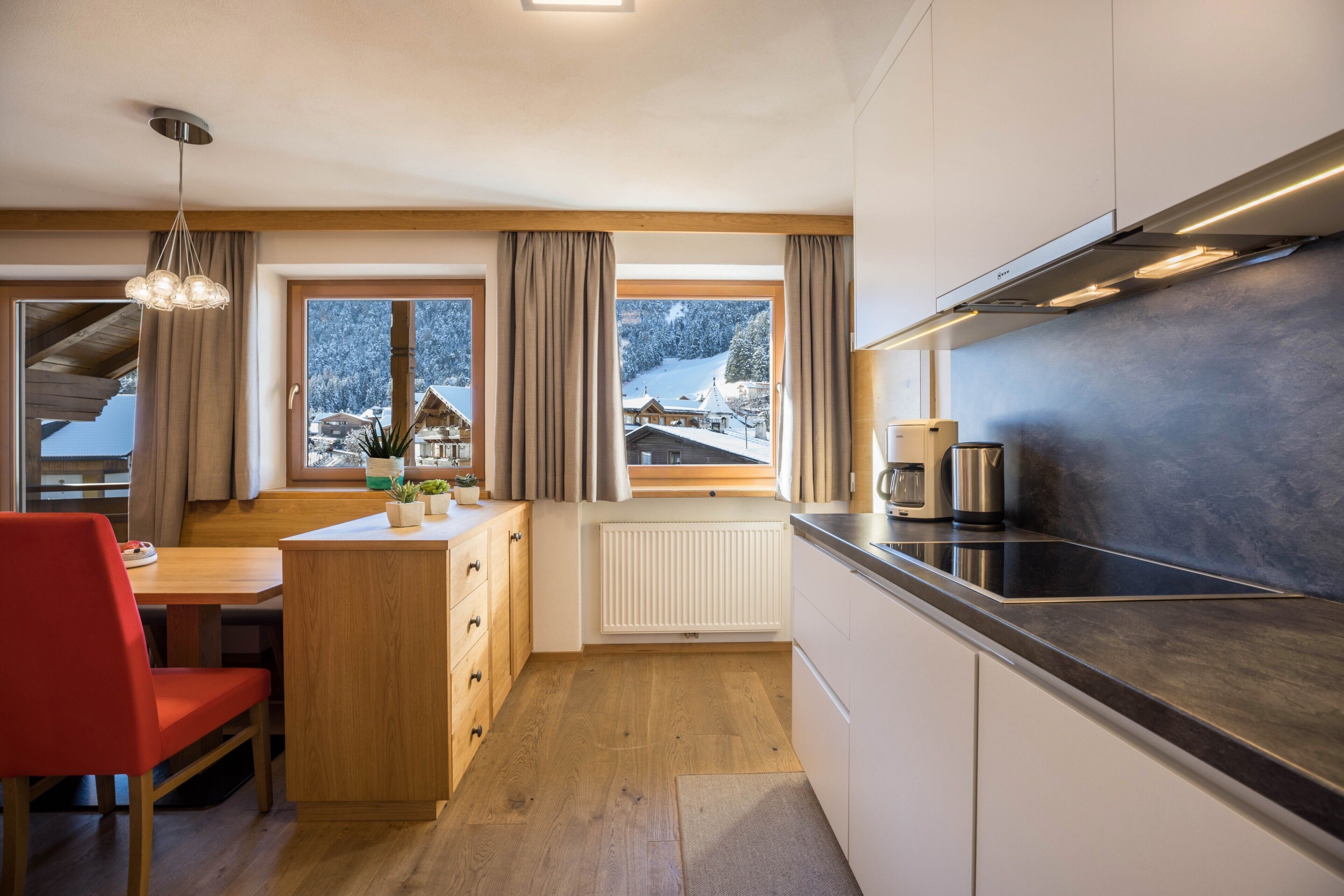 Réfrigérateur, plaque de cuisson, lave-vaisselle, cafetière/bouilloire