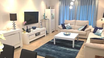 Una televisión, una mesa de tenis de mesa