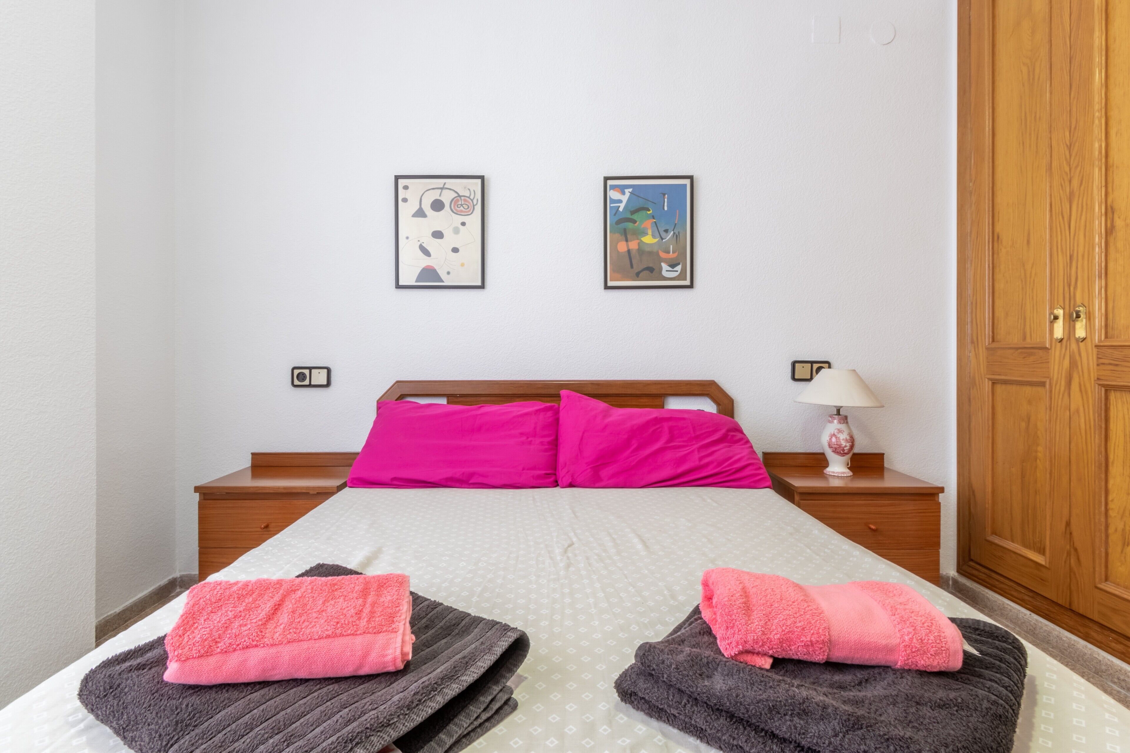 2 slaapkamers, een strijkplank/strijkijzer, gratis wifi, beddengoed