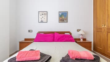 2 slaapkamers, een strijkplank/strijkijzer, gratis wifi, beddengoed