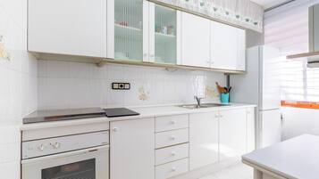 Een koelkast, een microgolfoven, een oven, een kookplaat