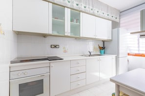 Frigorífico, microondas, horno y placa de cocina