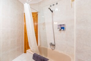 Badewanne, Haartrockner, Handtücher