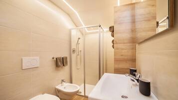 Dusj, hårføner og håndklær