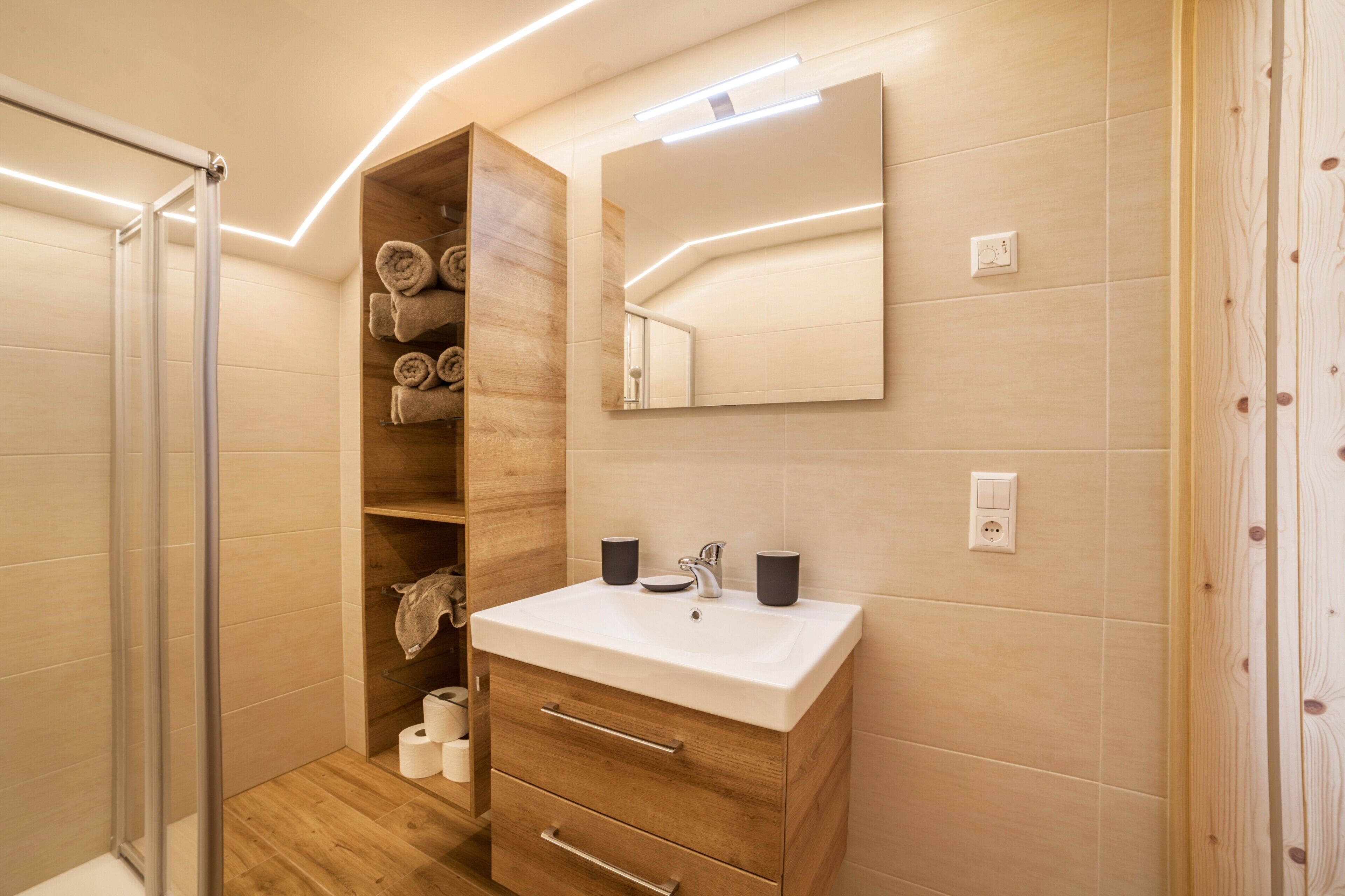 Ducha, secador de pelo, toallas