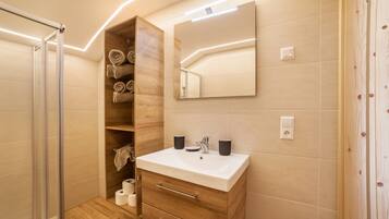 Ducha, secador de pelo, toallas