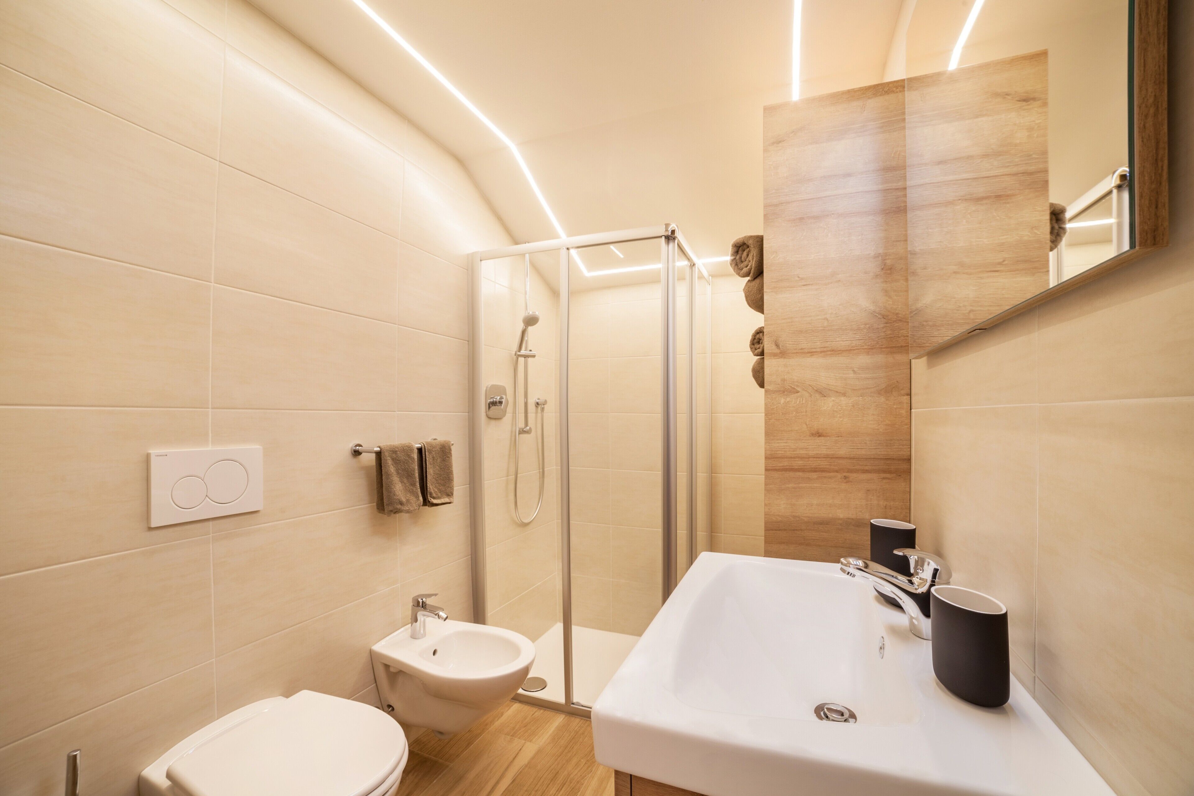 シャワー、ヘアドライヤー、タオル