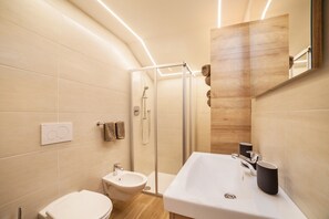 Suihku, hiustenkuivaaja, pyyhkeet