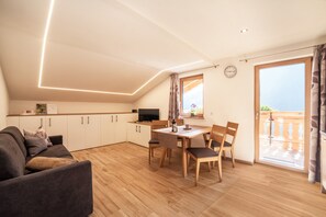 TV - Pet-friendly Apartment "INNERGASSERHOF Ferienwohnung Enzian" (St. Martin in Passeier)