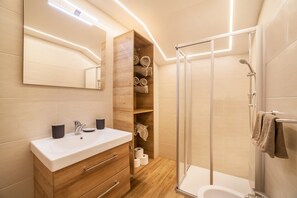 Shower, hair dryer, towels - Pet-friendly Apartment "INNERGASSERHOF Ferienwohnung Enzian" (St. Martin in Passeier)