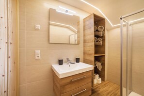 Ducha, secador de pelo y toallas