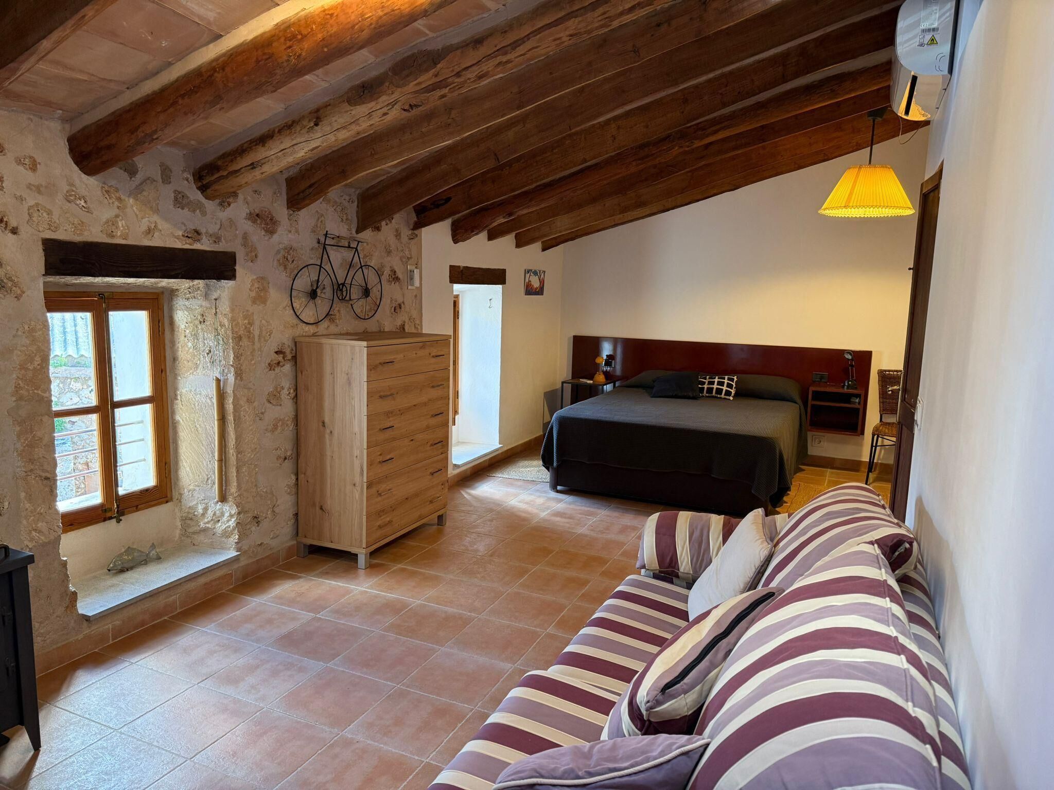 3 slaapkamers, een strijkplank/strijkijzer, gratis wifi, beddengoed