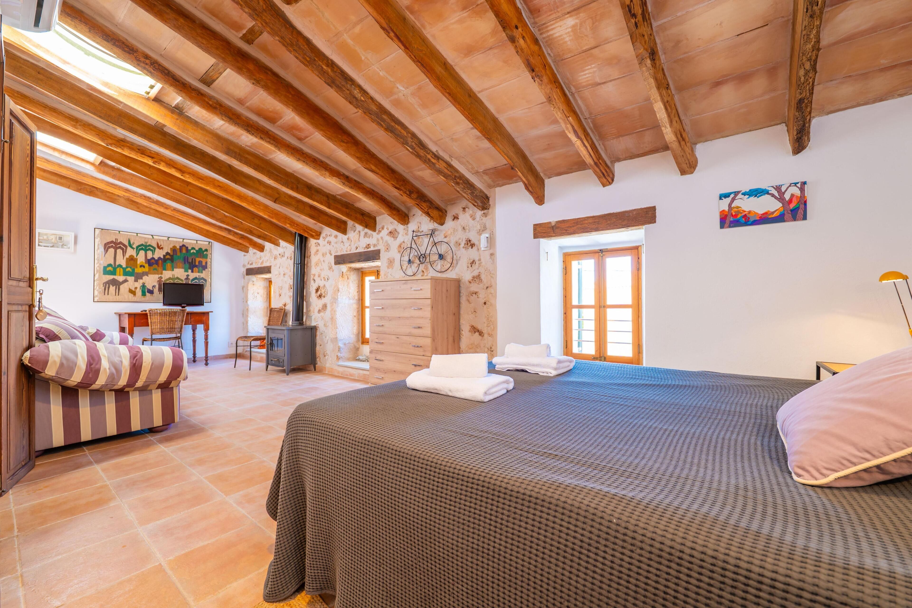 3 bedrooms, iron/ironing board, free WiFi, bed sheets