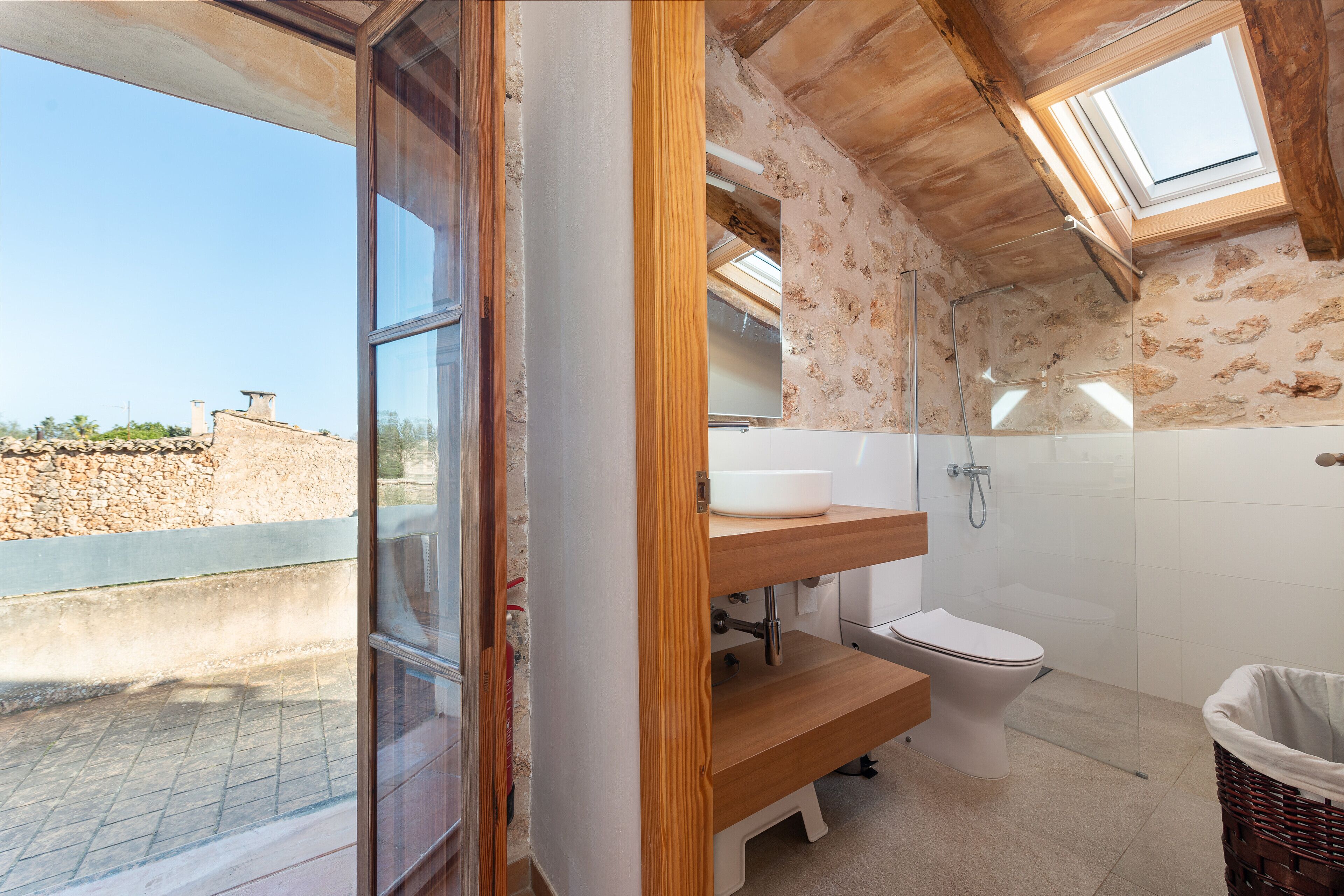 Combined shower/tub, hair dryer, towels
