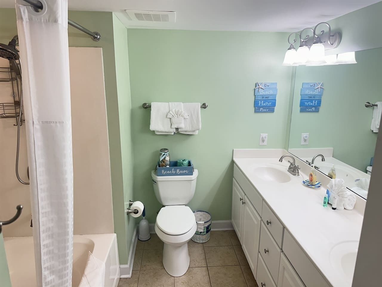 Une salle de bain avec une douche, des toilettes et un lavabo.