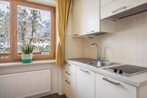 Frigorifero, piano cottura, macchina per tè/caffè, bollitore elettrico