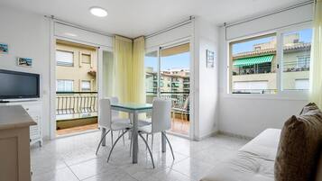 Televisor, futbolí i taula de tennis de taula