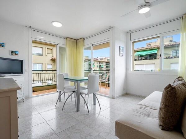 Tv, bordsfotboll och ett bordtennisbord