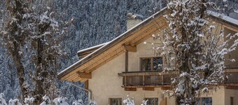 Runcac - Holiday Apartment Gomina with Mountain View, Wi-Fi & Balcony