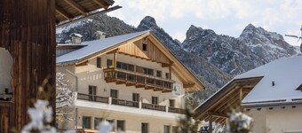 Runcac - Holiday Apartment Gomina with Mountain View, Wi-Fi & Balcony