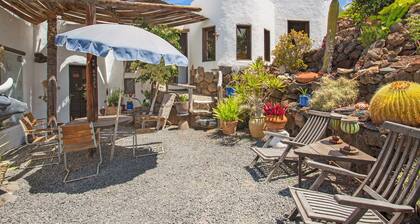 Holiday Home Casa Caldereta with Mountain View, Pool, Wi-Fi & Terrace