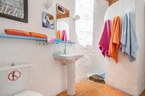 Douche, sèche-cheveux, serviettes fournies