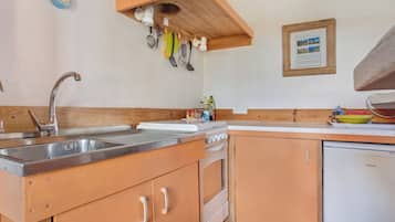Fridge, oven, stovetop, coffee/tea maker