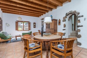Dining - Holiday Home Casa Cueva with Mountain View, Pool, Wi-Fi & Terrace (Guatiza)