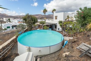 A heated pool - Holiday Home Casa Cueva with Mountain View, Pool, Wi-Fi & Terrace (Guatiza)