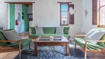 Televisio, takka, DVD-soitin, pöytätennispöytä