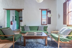 Una televisión, una chimenea, un reproductor de DVD