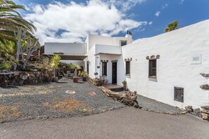 Exterior - Holiday Home Casa Cueva with Mountain View, Pool, Wi-Fi & Terrace (Guatiza)