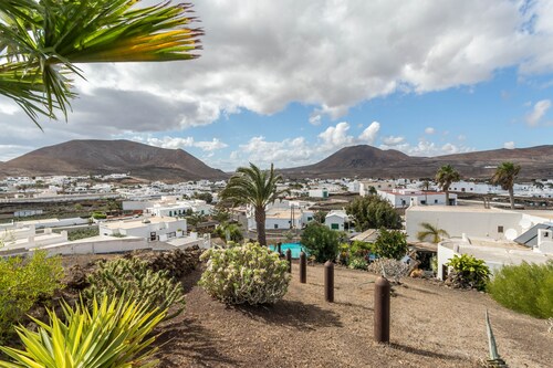 Holiday Home Casa Cueva with Mountain View, Pool, Wi-Fi & Terrace