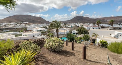 Holiday Home Casa Cueva with Mountain View, Pool, Wi-Fi & Terrace