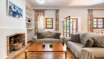 TV, fireplace