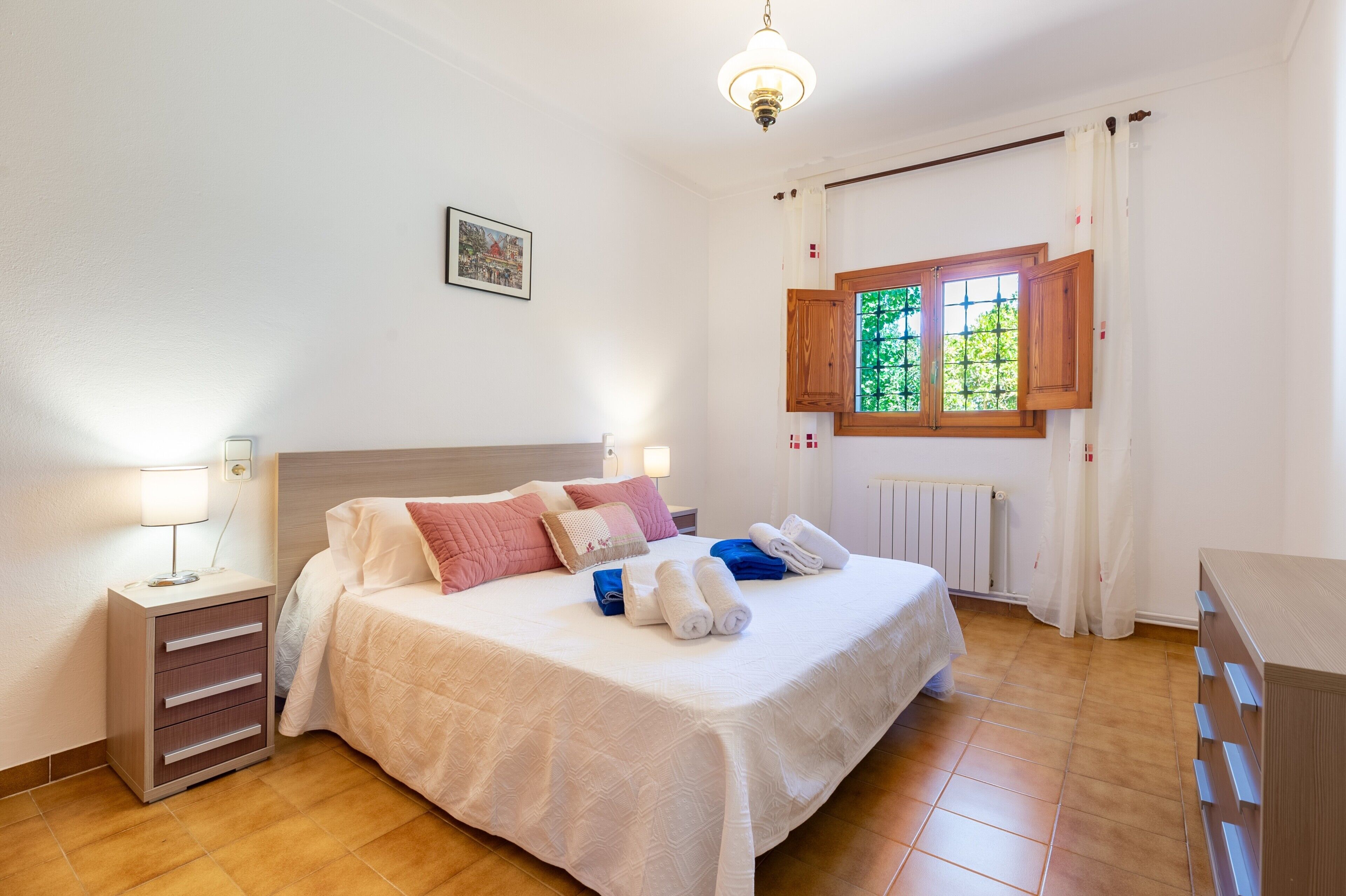 4 slaapkamers, een strijkplank/strijkijzer, gratis wifi, beddengoed