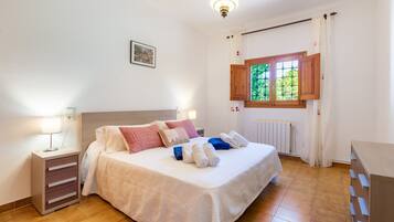 4 slaapkamers, een strijkplank/strijkijzer, gratis wifi, beddengoed